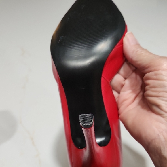 Vibrant Red Suede Heels with Stiletto Elegance - Picture 5 of 10